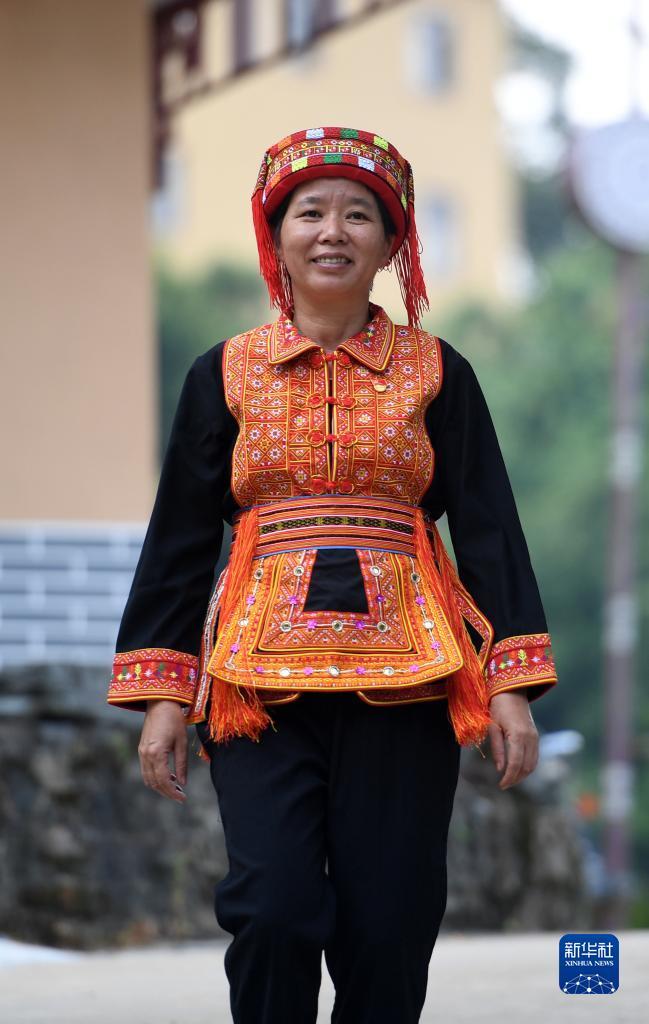 　在廣西蒼梧縣六堡鎮(zhèn)山坪村，祝雪蘭走在村道上（2022年9月22日攝）。新華社記者 陸波岸 攝